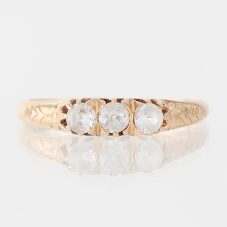 Ring med 3 st stenar, K&EC Göteborg, storlek 17 ¾ mm, bredd 1.2-3.9 mm, 18k.  Vikt: 2,3 g