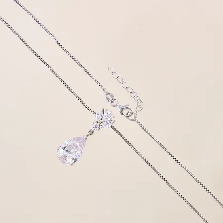 Collier Venezia, längd 42-45cm, integrerat hänge med vita stenar, 31x10mm, GHA, silver 925/1000  Vikt: 7,8 g