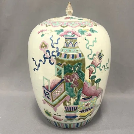 Lockurna med asiatisk dekor, tidigt 1900-tal, Kina, höjd 33cm, glasyr med slitage, glasyr bortfall på lock, åldersbetingat slitage.  Skickas med Bussgods eller PostNord