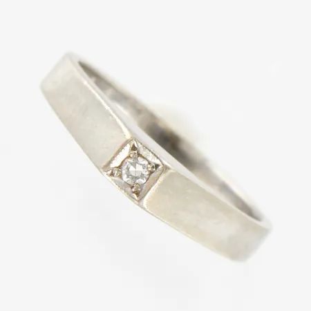 Ring med diamant 0,03ct, stl 16¾, bredd 3,5mm, vitguld i behov av rodiering, repor, 18K Vikt: 3,4 g