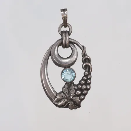 Hänge med blå sten samt vindruvor 24x46mm, 1900-talets mitt, stämplad AD import, silver 830/1000 Vikt: 4,1 g