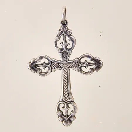 Hänge, kors med genombruten dekor, 50x31mm, silver 830/1000 Vikt: 6,2 g