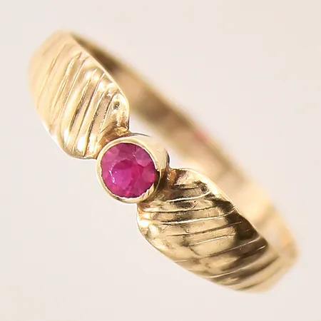 Ring med dekor samt röd sten, stl 19¼, bredd 2,5-5mm, sliten infattning, nagg, 14K Vikt: 1,2 g