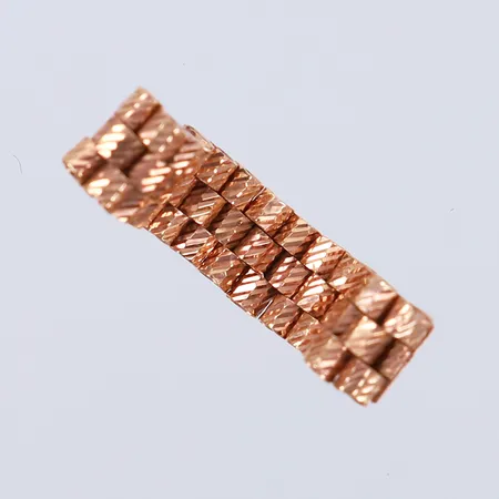 Ring med ledad del, stl 19½, ca bredd 3,7-6,3mm, skev, ostämplad. 18K  Vikt: 3,9 g