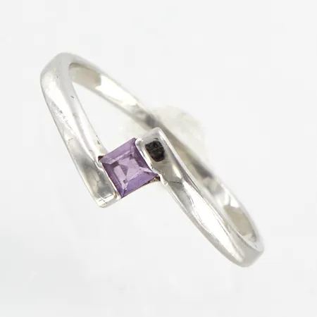 Ring vitguld med lila sten, stl 17¼, bredd framtill ca 6m, 9K Vikt: 1,7 g