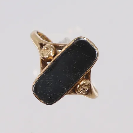Ring med svart sten Onyx stl 17½ bredd 1,5-15mm, något otydliga stämplar, svenska 1920-tal, 18K Vikt: 2,9 g