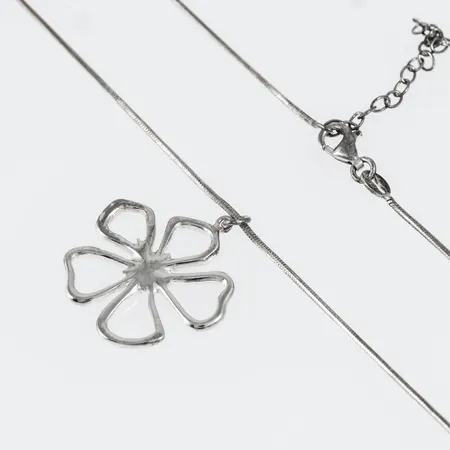 Ormlänk med blomsterhänge i silver. Den har ställbar längd 41 - 46 cm, är 1,1 mm bred och väger 7,3g. Karbinhake. Blomman är Ø c:a 25,5 mm. Stämplad GHA 925.