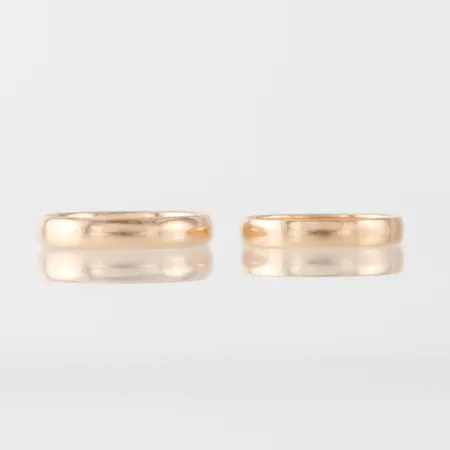 Ringar 2 st släta med gravyrer, storlek ca 18-19 mm, 18k. Vikt: 6,1 g