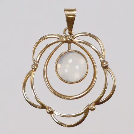 Hänge med vit sten, troligen månsten 25x32mm 18K Vikt: 2,4 g