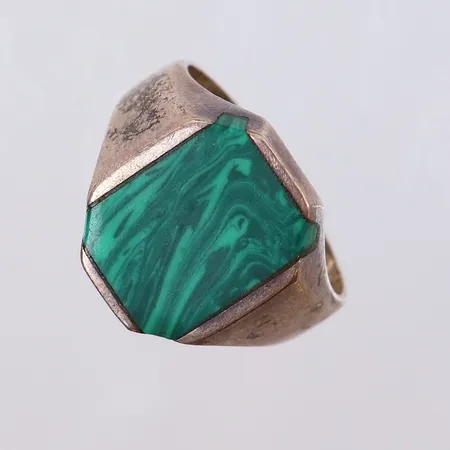 Ring med sten, stl 21, ca bredd 3,4-17,5mm. 925/1000 silver  Vikt: 7 g