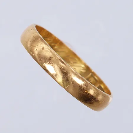 Ring slät, stl 20½, ca bredd 4,3mm, gravyr, skev. 18K  Vikt: 4,1 g
