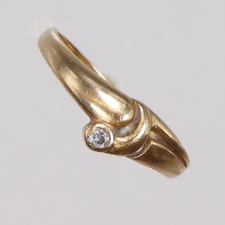 Ring med vit sten, stl 17½, bredd 2-6mm 18K  Vikt: 2 g