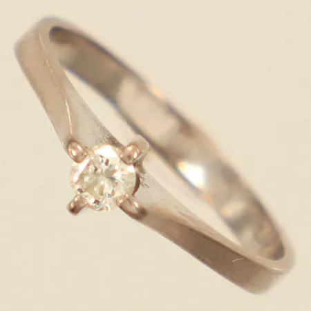Ring med diamant 0,14ct enligt gravyr, stl 17, bredd ca 2-5mm, vitguld, repig, 18K Vikt: 2,9 g