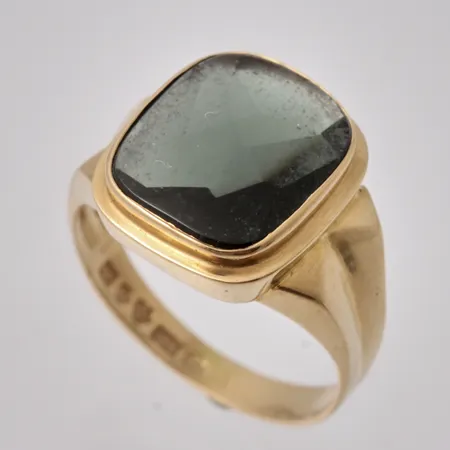 Ring i 18K guld, stl19¾, bredd 3-16mm, 1st grön sten, mått 12x14mm, tillverkad av D Ekström Aktiebolag, år 1965, vikt 4,82g.