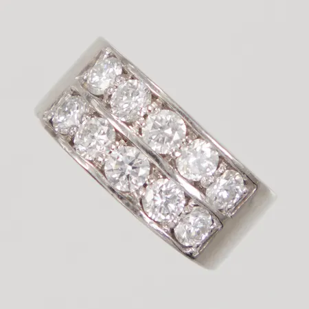Ring med diamanter, 10x ca 0,12ct, 5 av dem indikerar på syntetiska, stl: 15 ¼, bredd 6,2-8,2mm, 800/1000 Platina Vikt: 7,4 g
