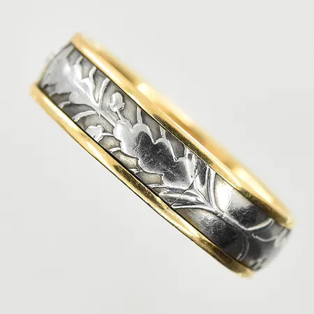 Ring, mittband i monell, stl 19½, bredd 6 mm, bucklig skena, 18K. Vikt: 4,7 g