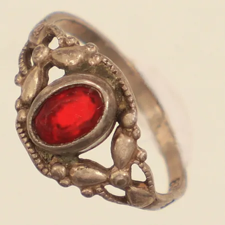 Ring, röd sten, stl 14, bredd 1,4-8,3mm, silver  Vikt: 0,9 g