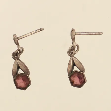 Ett par örhängen, lila stenar, längd 19mm, bredd 3-5,5mm, saknar snurrebussar, silver Vikt: 1,4 g