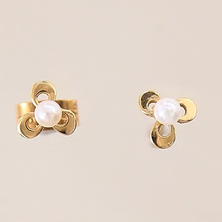 Ett par örhängen med odlade pärlor, 11x6mm, en snurrebuss saknas, 18K  Vikt: 0,7 g
