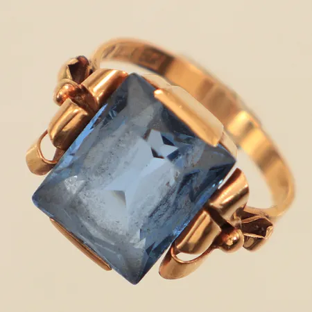 Ring med blå sten, troligen syntetisk spinell, stl 17½, bredd ca 2-14mm, repig sten, Arfvidson Torsten Atelier Guld&S- , år 1948, 18K Vikt: 5,7 g