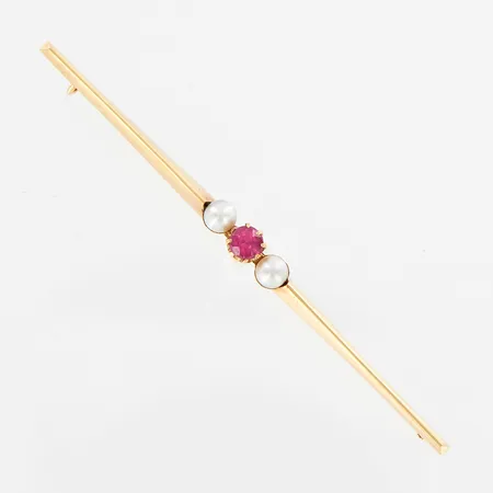 Brosch med röd sten och pärlor, ca 65mm, 18K Vikt: 2,7 g