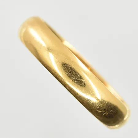 Ring, stl 21, bredd 5 mm, gravyr, 18K. Vikt: 5,6 g