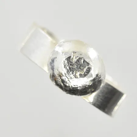 Ring, stl 18¾, bredd 6-9 mm, 925/1000 silver. Vikt: 5,5 g