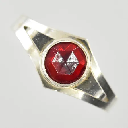 Ring med röd sten, stl 17¼, bredd 3-9 mm, silver. Vikt: 1,6 g