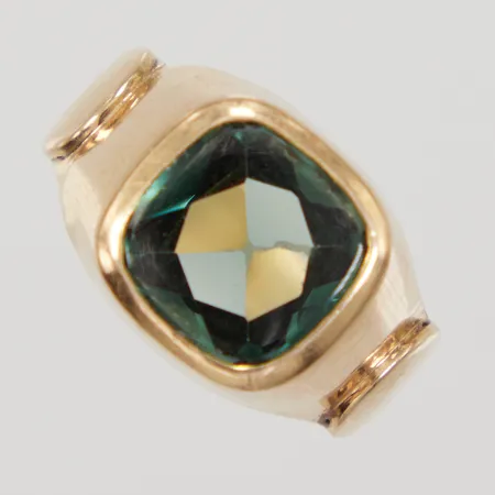 Klackring, stl 19¾, fasetterad grön sten, bredd 4,1 - 13,7mm, bruksslitage, GGG år 1966, 18K Vikt: 8,4 g