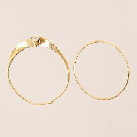 Ringar 2st, sten, av/defekt, gravyr, 18K Vikt: 2,6 g