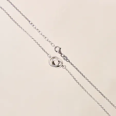 Collier med vita stenar, längd 42-44,5cm, bredd 1,7-9,7mm, GHA, silver 925/1000 Vikt: 3,7 g