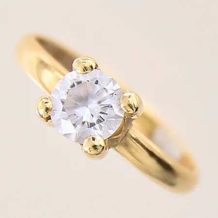 Ring med vit sten, stl 16¾, bredd 2,5-6mm, GHA, sten med nagg,18K  Vikt: 1,1 g