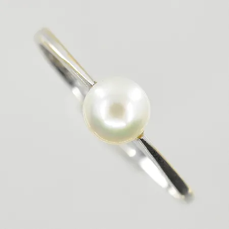 Ring med pärla Ø5 mm, stl 18, bredd 2-5 mm, behov av omrodiering, vitguld, 18K. Vikt: 1,8 g