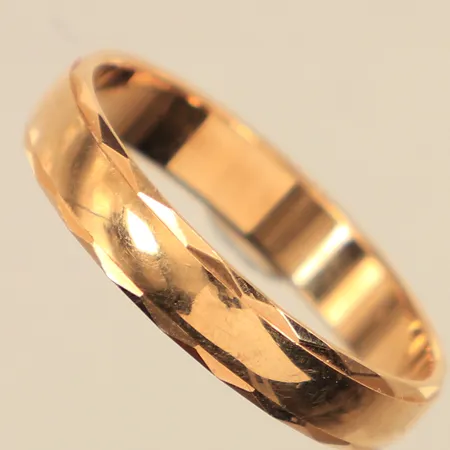 Ring, mönsterdekor, stl 19¼, bredd 3,9mm, 18K  Vikt: 3,5 g