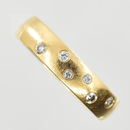 Ring med diamanter 0,12ctv, stl 16¾, bredd 4 mm, gravyr, 18K. Vikt: 5 g