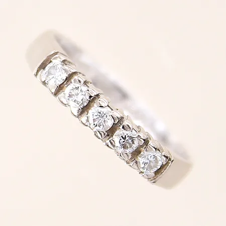 Ring med diamanter 5 x ca 0,05ct, stl: 16¼, bredd 3,2mm, gravyr, vitguld 18K.  Vikt: 3,7 g