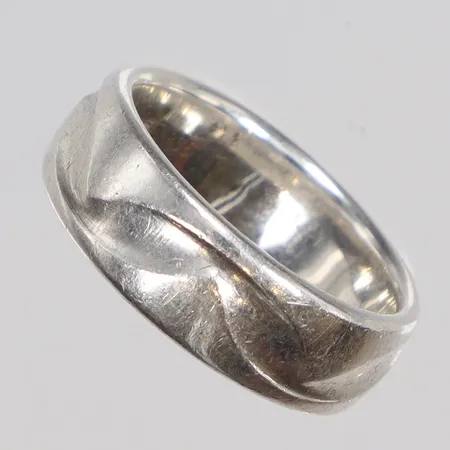 Ring mönstrad stl 15¼ bredd 6mm Scahlins, silver 925/1000 Vikt: 4,5 g