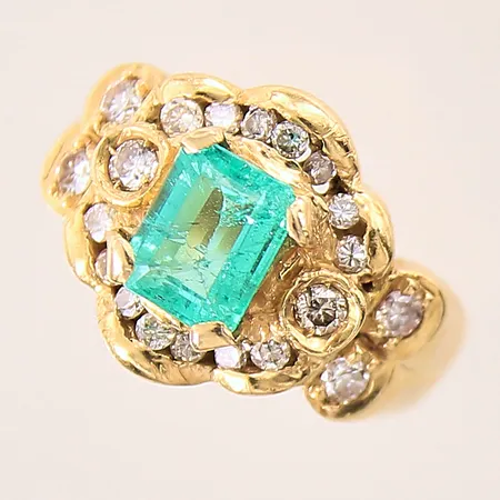 Ring med smaragd samt diamanter 6 x ca 0,03ct 14 x ca 0,02ct, stl 17½, skadade infattningar, ostämplad, 18K Vikt: 8,7 g