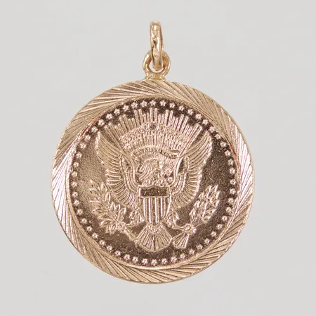 Hänge, myntliknande, Ø28,5mm, John F. Kennedy, ostämplad, 18K Vikt: 8,8 g