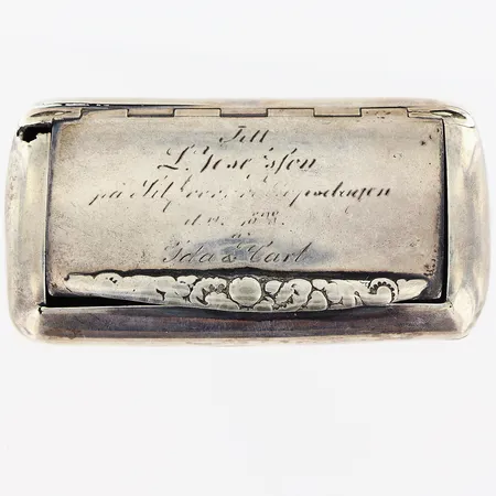 Dosa med lock, höjd 20mm, 88x45mm, gravyr, defekt, silver 830/1000. Vikt: 70,5 g