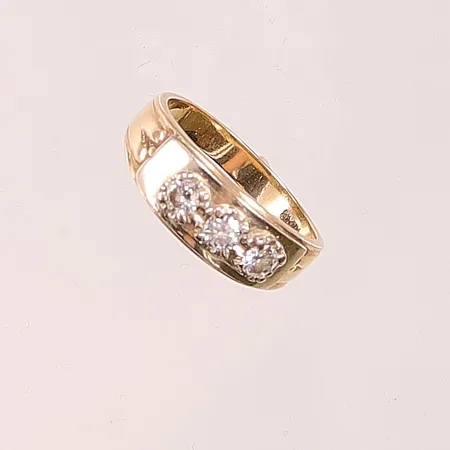Ring, diamanter 3x ca 0,20ct, Ø19¾, bredd:3-8mm, 14K 6,0g.