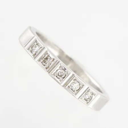 Ring med diamanter 5st 0,20ctv, stl 17¾, bredd 3,5mm, vitguld, gravyr, 18K Vikt: 5,9 g
