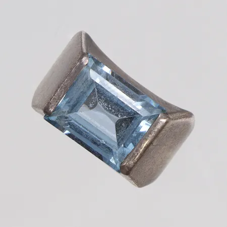 Ring med blå sten stl 16¾ bredd 3-9mm, Gussi Smycken Malmö 1963, silver 830/1000 Vikt: 5,4 g