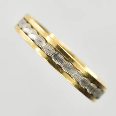 Ring, stl 19¼, bredd 4 mm, rörlig mittdel, gravyr, gulguld/vitguld, 18K. Vikt: 4,5 g