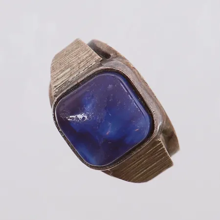 Ring med blå sten, stl: 16¼, bredd 4,5-13mm, silver 830/1000.  Vikt: 5 g