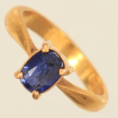Ring med blå sten, troligen syntetisk safir, stl 17¾, bredd ca 3-8mm,  Bäckström Aktiebolag C D, ca år 1932, 23K Vikt: 5,5 g