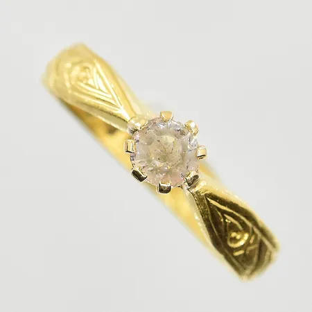 Ring med vit sten, stl 16, bredd 3-5 mm, gravyr, 23K. Vikt: 2,6 g