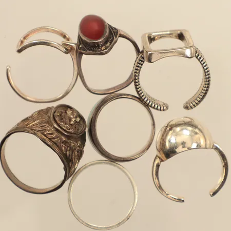 Sju ringar, emalj, sten, skeva, 925/1000 silver Vikt: 31,8 g