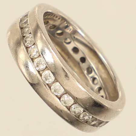Ring med vita stenar, stl 17, bredd ca 6,5mm, Guldfynd, 925/1000 silver  Vikt: 5,8 g
