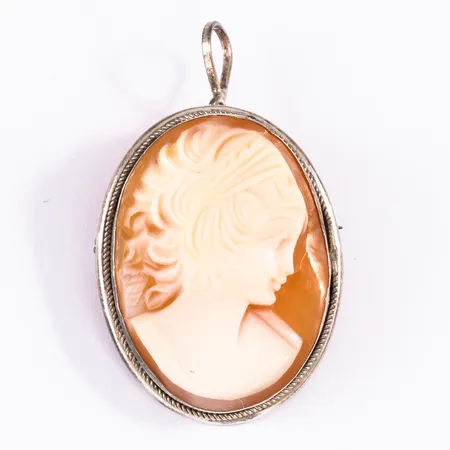 Caméhänge / brosch i silver (925/1000). Mått 22 x 28,5 mm exkl. infällbar ögla. Vikt: 5,2g. 